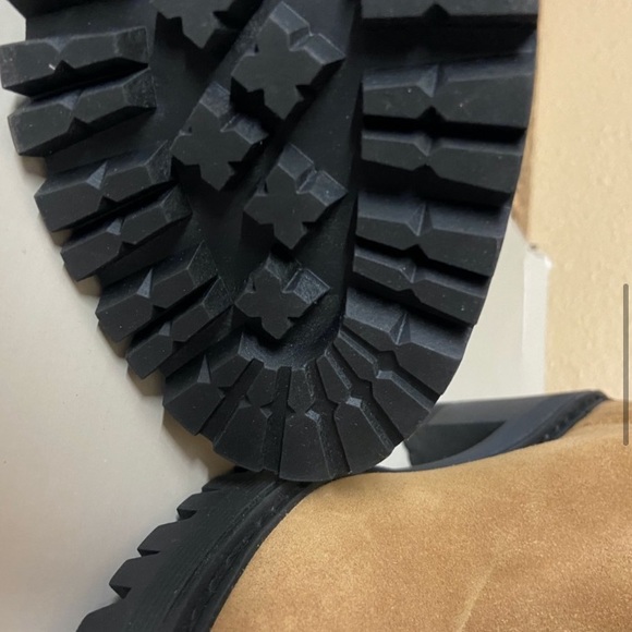 NWT Marc Fisher Willoe 100% Genuine Shearling Trim Lug Sole Boot Natural Suede - Picture 5 of 7